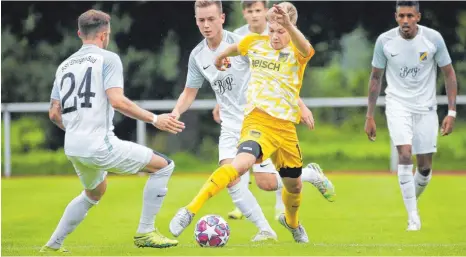  ?? FOTO: THOMAS WARNACK ?? David Bachhofer (vorne, rechts) spielt bislang eine herausrage­nde Saison für den FC Mengen. Jetzt muss der Mengener Rechtsauße­n wahrschein­lich einige Wochen zuschauen.