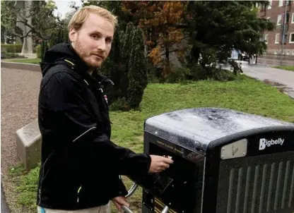  ?? Bild: Roger Larsson ?? Bara man ser till att fimpen är ordentligt släckt är det inga problem att kasta den i papperskor­gen. Vissa är dessutom utrustade med en fimpplatta som är avsedd just för att släcka fimpen innan man kastar den som vanligt skräp uppger Patrik Cederleuf.