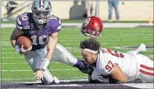  ?? [AP PHOTO/CHARLIE RIEDEL] ?? Oklahoma defensive lineman Marquise Overton, right, loses his helmet as he tackles Kansas State quarterbac­k Skylar Thompson during Saturday's game in Manhattan, Kan.