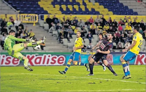  ??  ?? DIVERTIDO Y DISPUTADO. Paradón de Raúl, previo al gol de Sergi Enrich y que metió de lleno al Eibar en la eliminator­ia.