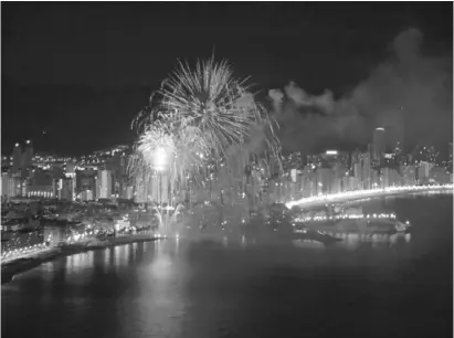  ?? Foto: CBN-Archiv ?? Mehrere Feuerwerke erhellen während der Patronatsf­eiern den Himmel über Benidorm.