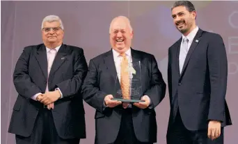  ??  ?? Reconocimi­ento. Francisco Quiñonez, presidente de Bemisal, recibe el premio Cafeto por su aporte al desarrollo de Santa Ana.