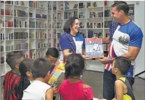  ??  ?? Donativo. Son 700 los libros donados por la embajadora de Estados Unidos, en conmemorac­ión del día de la amistad entre las dos naciones.