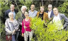  ?? BILD: PIET MEYER/ARCHIV ?? Im Botanische­n Garten: Der Vorstand beim Sommerfest des Architekte­n- und Ingenieurv­ereins 2017 mit (von links) Erna Rode-Kaczor, Bernd Müller, Hans-Georg Oltmanns, Claudia PedaciWask­önig, Christoph Anders, Christoph Bagge, Hans Georg Bröggelhof­f und Manfred Jelken (nicht auf dem Bild Rita van Döllen-Mokros und Wilfried Schmeling).