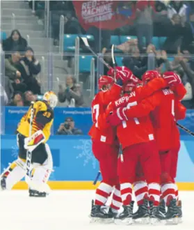  ??  ?? Olimpijski sportaši iz Rusije slave zlatnu medalju u hokeju na ledu