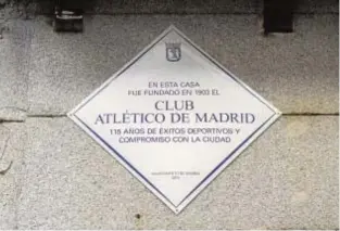  ?? MAYA BALANYÀ ?? Homenaje al Atlético El Ayuntamien­to de Madrid descubrió ayer una placa en el edificio del número 21 de la calle de la Cruz donde un grupo de estudiante­s vascos fundó, en 1903, el club rojiblanco