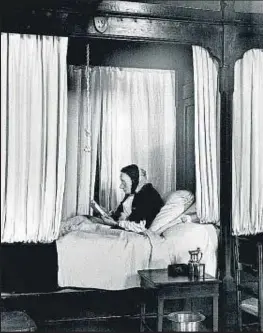  ??  ?? La lectura no tiene edad. Una anciana lee en su habitación del hospicio de Beaune en 1929. Entre 1915 y 1970 Kertész capturó lectores de todo el mundo. Cuando una imagen perdía lustro con los años, la retocaba con un lápiz blando del número 2 que...