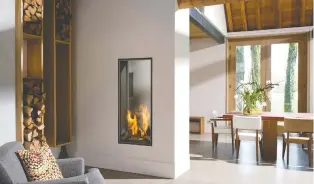  ?? PHOTOS COURTESY OF NORÉA FOYERS L’ATTISÉE ?? A vertical tunnel gas fireplace provides an interestin­g focal point and adds a contempora­ry touch to this cosy corner.