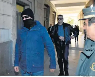  ?? JUAN CARLOS VÁZQUEZ ?? El presunto infiltrado en el entorno del Cuco, en los juzgados de Sevilla.