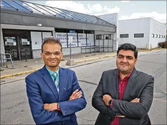  ?? BILL LACKEY / STAFF ?? Grocerylan­d owners Dr. Vipul Patel (left) and his business partner, Ravindra Patel, at the old Kroger site on South Limestone Street where they plan to open a new grocery store.