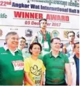  ?? SRENG MENG SRUN ?? China’s Qi Bian stands on the podium after winning the 2017 Angkor Wat Internatio­nal Half Marathon.