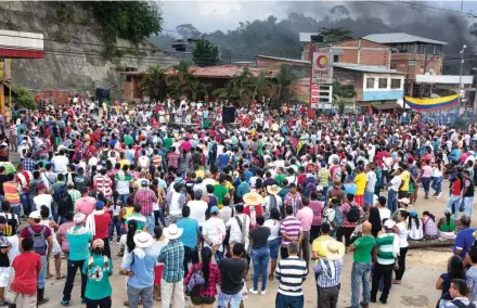  ?? FOTOS MANUEL SALDARRIAG­A ?? Más de 2.000 personas se concentran en la protesta minera, hace 17 días, en el sector Electrific­adora, de Segovia. En el lugar hubo disturbios ante presencia del Esmad.