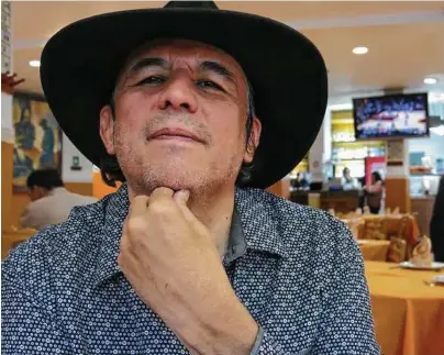  ?? Berenice Bautista / AP ?? El autor mexicano Guillermo Fadanelli posa en un bar de la Ciudad de México, donde publicó su novela ‘Al final del periférico’, que recrea una zona aledaña a esa urbe en la década de los años 70.