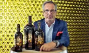  ??  ?? Soddisfatt­o Hans Terzer presenta la nuova edizione di Appius, cuvée della cantina Eppan.