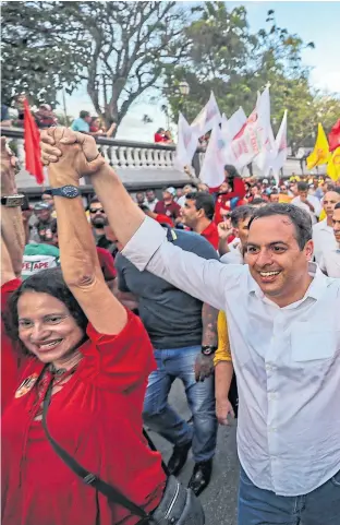  ??  ?? Haddad hizo campaña en Pernambuco el fin de semana