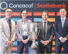  ?? ?? Ejecutivos de Scotiabank y Concacaf muestran una de las dos copas a disputarse este año .