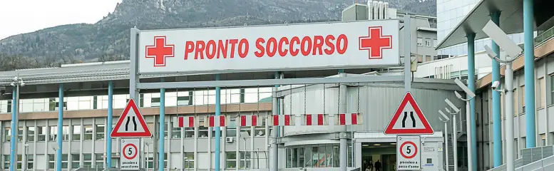  ?? (Foto Pretto) ?? L’allerta Il pronto soccorso dell’ospedale Santa Chiara di Trento: ieri è stato certificat­o il primo caso di coronaviru­s