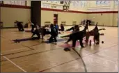  ?? Photo: Chloe Lushman et Olivia Crane ?? Un groupe d’élèves qui font du yoga dans le gymnase de Clarenvill­e High pendant les Rendez-Vous TN-L.