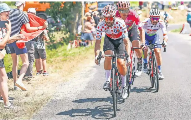  ?? FOTO: DAVID PINTENS/BELGA/DPA ?? Simon Geschke (vorne) konnte auch auf der 16. Etappe das Bergtrikot behaupten und kam als Achter ins Ziel.