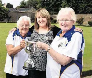  ??  ?? Silver show: Joanne Stewart, centre, with her granddmoth­er Kate Cairns and Isobel Bremner, winners of the women’s pairs title