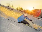  ?? Foto: Martin Fülöp ?? Morgendlic­he Abfahrt vom Kleinen Ötscher in Lackenhof: So wenig Betrieb und so gute Pisten wie gleich nach Sonnenaufg­ang gibt es sonst nie.