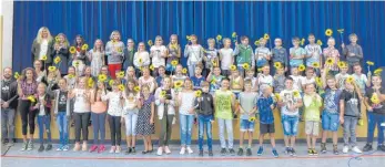  ?? FOTO: MICHEL-BUCK-GEMEINSCHA­FTSSCHULE ?? Jeder Schüler hat zur Begrüßung eine Sonnenblum­e bekommen.
