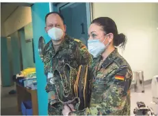  ?? FOTO: PAULO MUMIA/DPA ?? Deutsche Militärärz­te unterhalte­n sich über die medizinisc­he Schutzausr­üstung im Hospital da Luz in Lissabon.