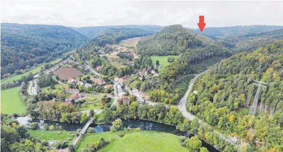  ?? FOTOS: REGIONALVE­RBAND BODENSEE-OBERSCHWAB­EN/HESCHELER ?? Der rote Pfeil zeigt auf den Nordhang des Mittelberg­s im Beuroner Ortsteil Thiergarte­n. Hier will die Forstverwa­ltung Prinz zu Fürstenber­g hochreine Weißkalke fördern.