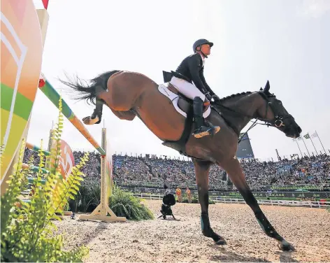  ?? FOTO: DPA ?? Fehlerfrei: Michael Jung und sein Wallach Sam absolviere­n den Parcours in Rio de Janeiro in Perfektion.