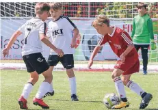  ?? RP-FOTO: JÜRGEN LAASER. ?? Mit einer hohen Niederlage endete das E-Jugendspie­l des SV Helpenstei­n (weiße Trikots) gegen den 1. FC Heinsberg-Lieck.