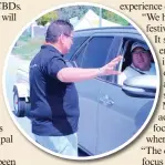  ??  ?? Knysna mayor Mark Willemse welcomes a visitor during a friendly roadblock on Friday 14 December.