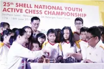  ??  ?? THE SOUTHERN LUZON LEG of Shell National Youth Active Chess Championsh­ip officially kicked off at SM City Batangas recently. Photo shows Darlito Guamos (right), Shell’s External Relations Manager for Batangas, while making the ceremonial moves opposite...