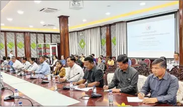  ?? FB ?? Officials from the rural developmen­t ministry, provincial administra­tion and partner organisati­ons hold a workshop on Open Defecation Free (ODF) in Kampong Chnang province on May 18.