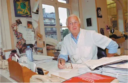  ?? GERARD FOUET AGENCE FRANCE-PRESSE ?? Hubert de Givenchy prend la pose dans son atelier parisien quelques mois avant sa retraite, en 1995.