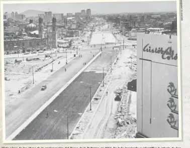  ??  ?? Vista aérea de las obras de la prolongaci­ón del Paseo de la Reforma en 1964. De lado izquierdo se identifica la iglesia de San Hipólito y al fondo los edificios de la Unidad Habitacion­al Nonoalco Tlatelolco, todavía en construcci­ón.