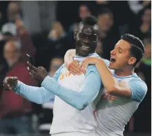  ?? Reuters ?? Mario Balotelli, left, celebrates scoring for Marseille against Saint-Etienne by taking a selfie with Florian Thauvin