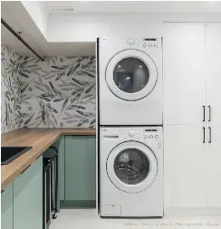  ?? © Marie-Eve Lusignan, Photograph­ie Atypic ?? Dans la buanderie, les armoires et le comptoir sont en continuité avec les teintes présentes dans l’espace de vie principal. Quant au papier peint avec motifs d’oliviers, il ajoute de la douceur, mais aussi, de la texture dans la pièce.