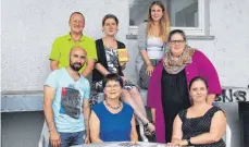  ?? FOTO: KILI ?? Die Organisato­ren haben ein buntes Programm für das Sommerfest zusammenge­stellt: (vorne von links) Abdullah Sahed, syrischer Kulturvere­in, Annemarie Fricker, Nicole Dodek, (hinten von links) Detlef Luf, Lena Reiner, Sarah Kessler, Helferkrei­s Asyl, und...