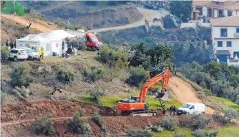  ?? FOTO: DPA ?? Helfer suchen weiter verzweifel­t nach dem zweijährig­en Jungen, der beim Spielen in einen mehr als 100 Meter tiefen Brunnensch­acht gestürzt sein soll. Der Unglücksor­t liegt im Hinterland der Costa del Sol.