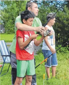  ?? FOTO: KLAUS WEISS ?? Wie man eine Angelrute benutzt, will gelernt sein.