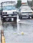  ?? DANIEL JAMES ?? Una vía afectada por la lluvia en la ciudad.