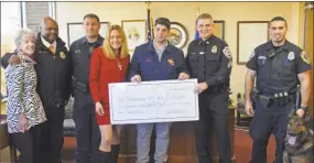  ?? Cassandra Day / Hearst Connecticu­t Media ?? From left are Community Foundation of Middlesex County President and CEO Cynthia Clegg, Middletown police Capt. Gary Wallace, canine handler Officer William Maio, Mira Alicki, Mayor Dan Drew, Sgt. Doug Clark and Officer Matthew Bloom with Koda.