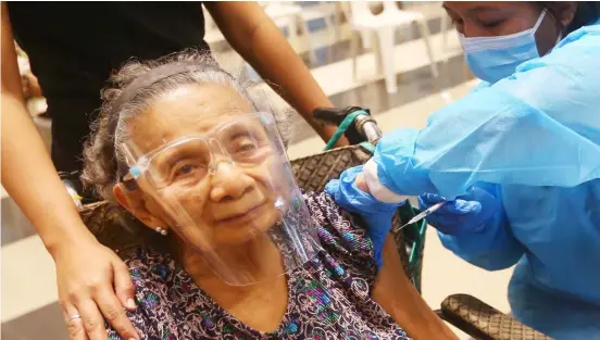  ?? PHOTOGRAPH BY BOB DUNGO JR. FOR THE DAILY TRIBUNE @tribunephl_bob ?? AS the national government race for time to achieve herd immunity, senior citizens in Makati City are inoculated with their second booster shots for protection against the coronaviru­s disease and its variants.