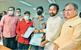  ?? — S. SURENDER REDDY ?? Union tourism minister G. Kishan Reddy hands over Sahay Mitra certificat­es — under PM Cares for Children Scheme — to children who lost their parents due to Covid-19 at the Hyderabad Collectora­te office at Nampally in Hyderabad on Monday. Hyderabad district Collector L. Sharman and former BJP MLA Chintala Ramchandra Reddy are also seen.