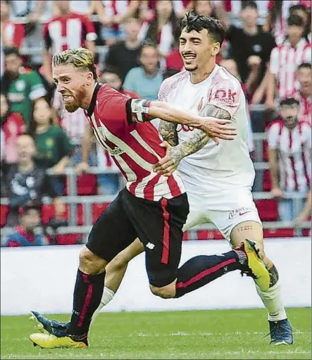  ?? FOTO: JUAN ECHEVERRÍA ?? Iker Muniain
El media punta navarro es el futbolista de Liga que más faltas recibe