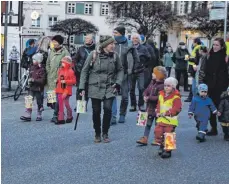  ?? FOTO: LENA MÜSSIGMANN ?? 130 Teilnehmer liefen am Mittwoch singend durch die Ravensburg­er Innenstadt. Darunter waren auch rund 30 Kinder.