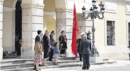  ?? ANDRÉS RODRÍGUEZ ?? Momento en el que la bandera es izada.