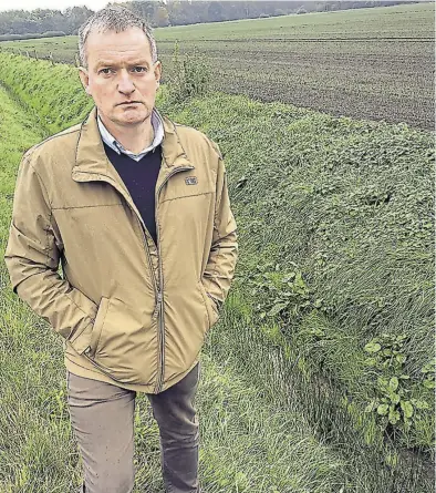  ?? BILD: Hans Begerow ?? Landwirt Eike Bruns aus Ovelgönne sorgt sich um das Grundwasse­r – Grundlage für seine Landwirtsc­haft.