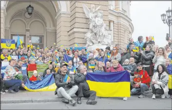  ?? Nina Lyashonok
The Associated Press ?? Ukrainians celebrate the recapturin­g of Kherson city Saturday as the Kremlin announced its troops had withdrawn to the other side of the Dnieper River.