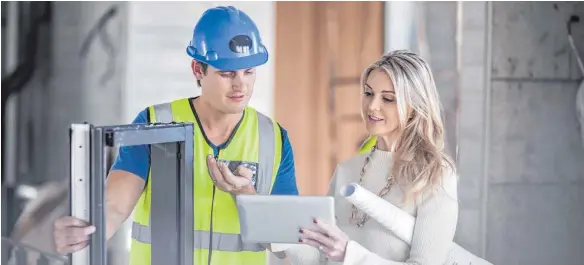  ?? FOTO: IMAGO ?? Die Entfernung zur Baustelle und gute Referenzen sind Kriterien, die Bauherren bei der Suche nach Handwerker­n ins Kalkül ziehen sollten.